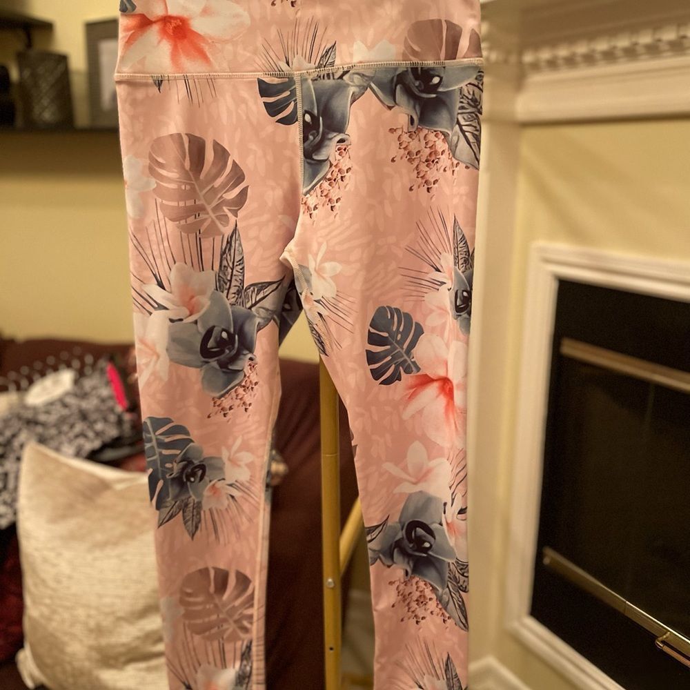 TallyUp workout crop pants pink, blue and white print sz XL